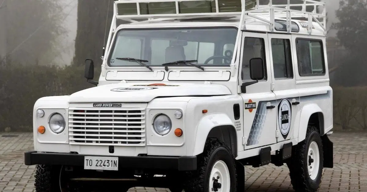 La Land Rover "Lancia" che ha salvato l'elefantino all'asta