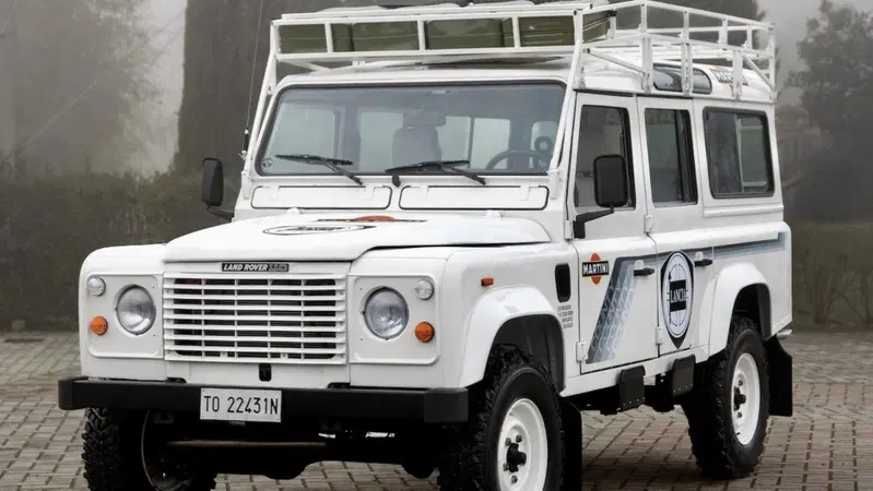 La Land Rover "Lancia" che ha salvato l'elefantino all'asta