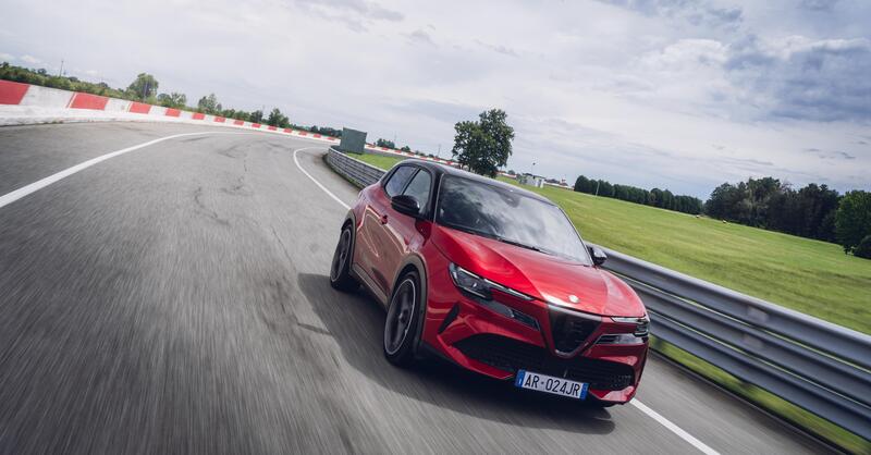 Alfa Romeo Junior Veloce: le dotazioni di serie della prima Alfa Romeo elettrica