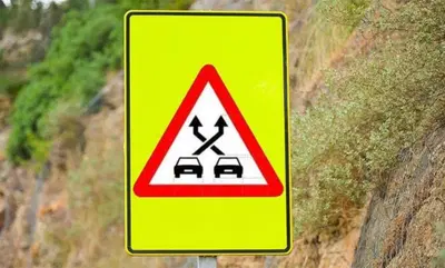 Il nuovo segnale stradale che sembra fatto apposta per noi italiani: cosa significa?