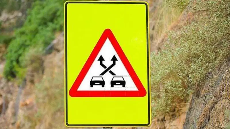 Il nuovo segnale stradale che sembra fatto apposta per noi italiani: cosa significa?