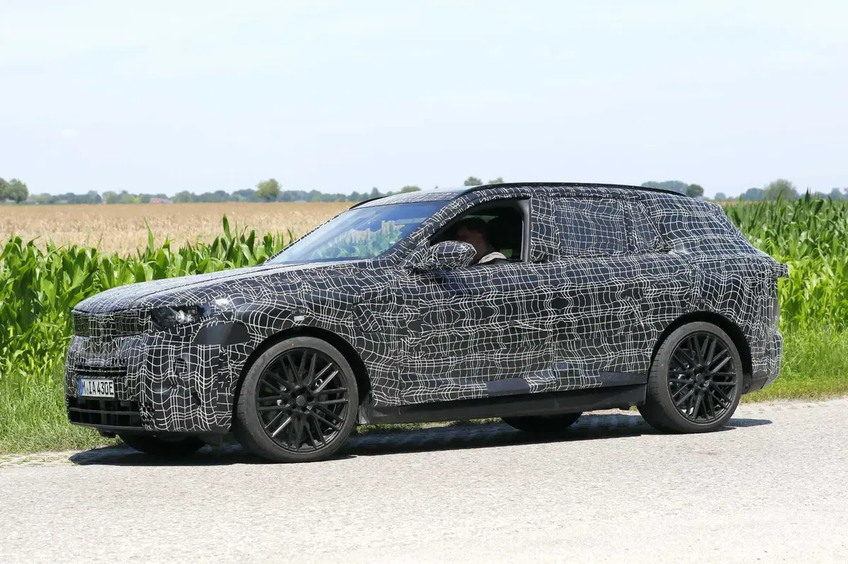 BMW X5: un nuovo prototipo rivela la prossima evoluzione del SUV di lusso (7)