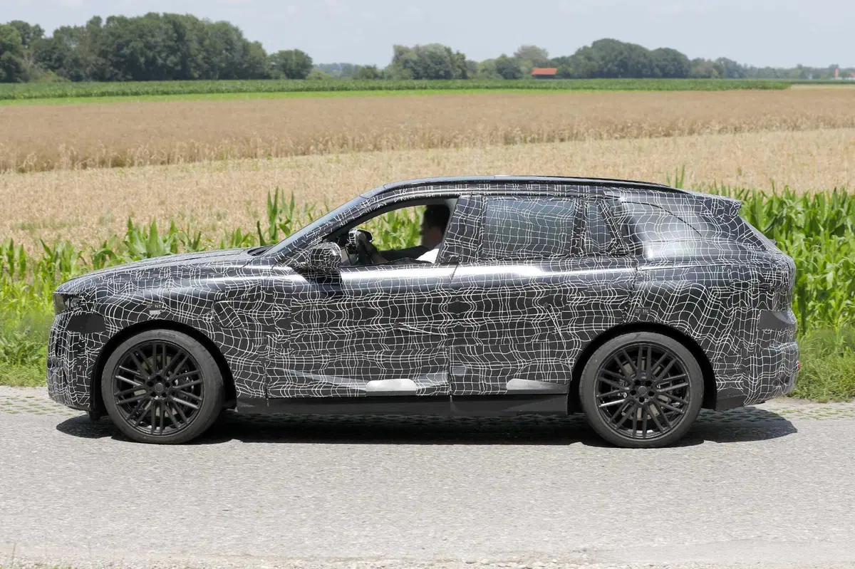 BMW X5: un nuovo prototipo rivela la prossima evoluzione del SUV di lusso (5)