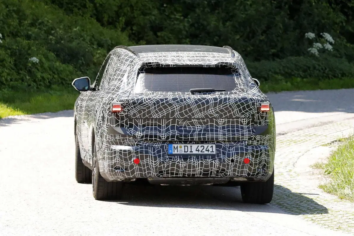BMW X5: un nuovo prototipo rivela la prossima evoluzione del SUV di lusso (12)