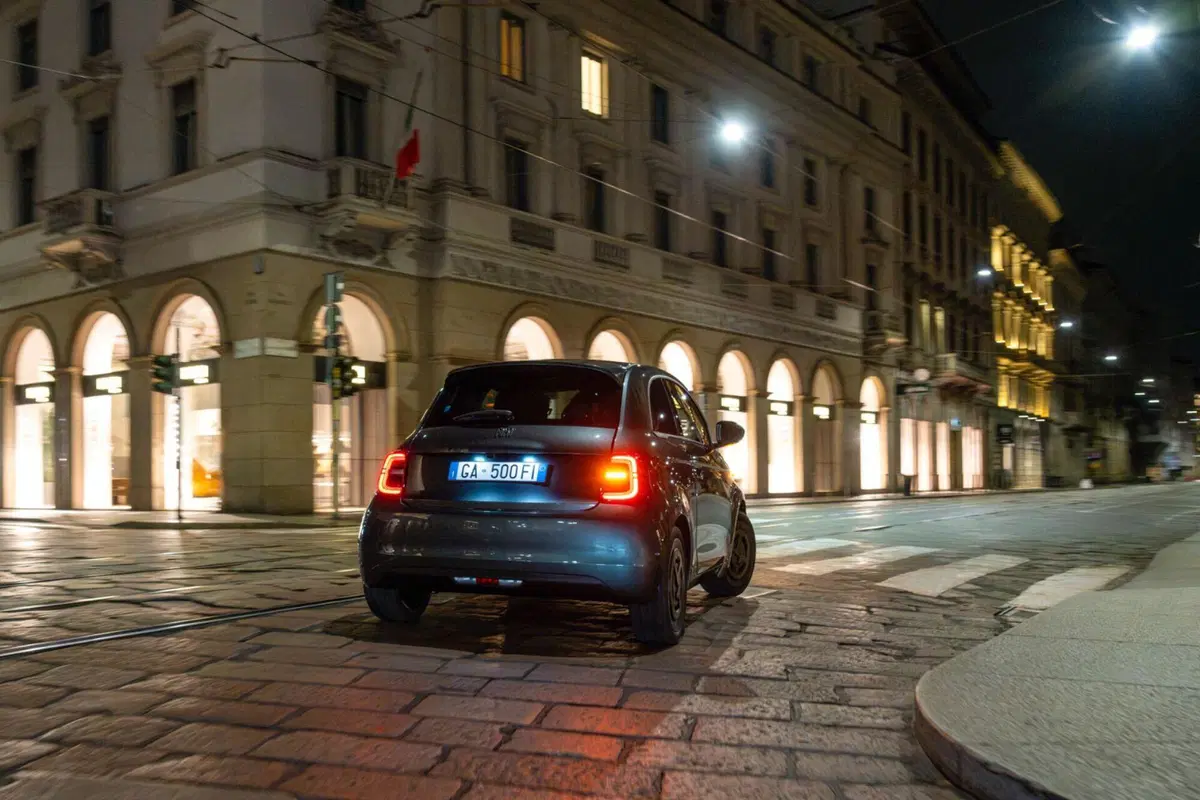 Fiat 500e Giorgio Armani, l'edizione speciale arriva per i 90 anni dello stilista (2)