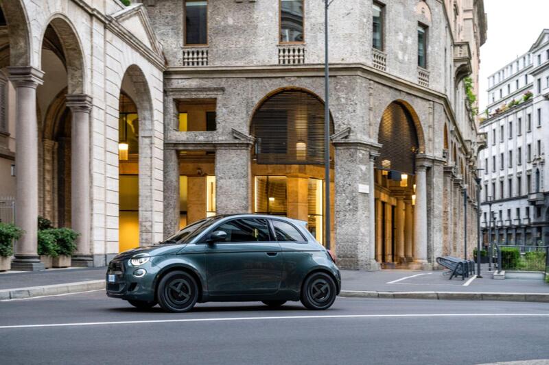 Fiat 500e Giorgio Armani, l&#039;edizione speciale arriva per i 90 anni dello stilista