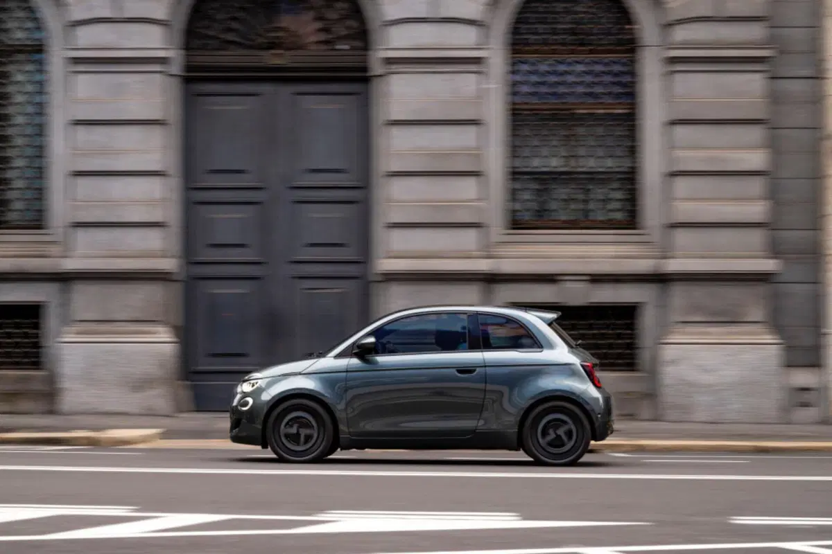 Fiat 500e Giorgio Armani, l'edizione speciale arriva per i 90 anni dello stilista (3)