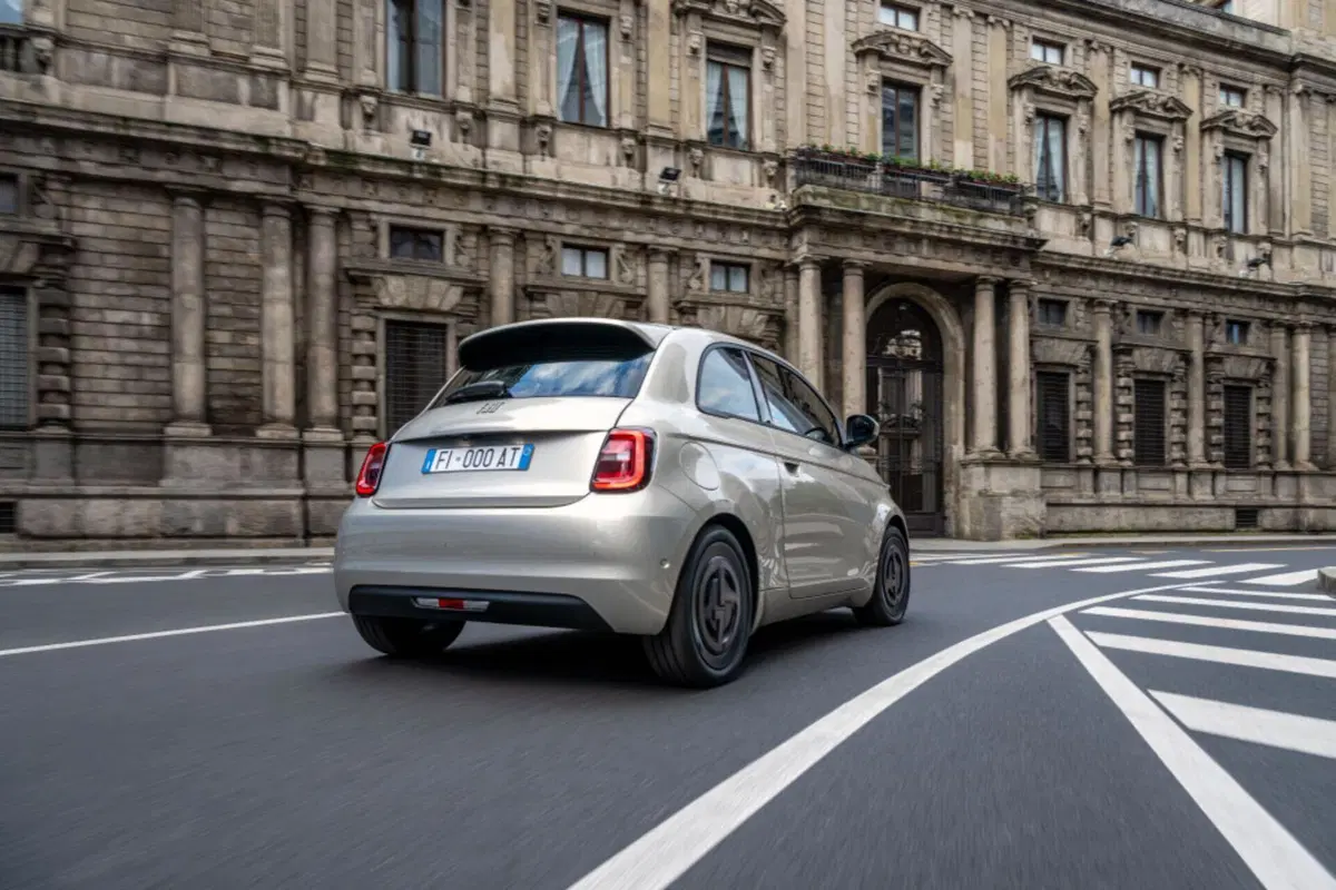 Fiat 500e Giorgio Armani, l'edizione speciale arriva per i 90 anni dello stilista (4)
