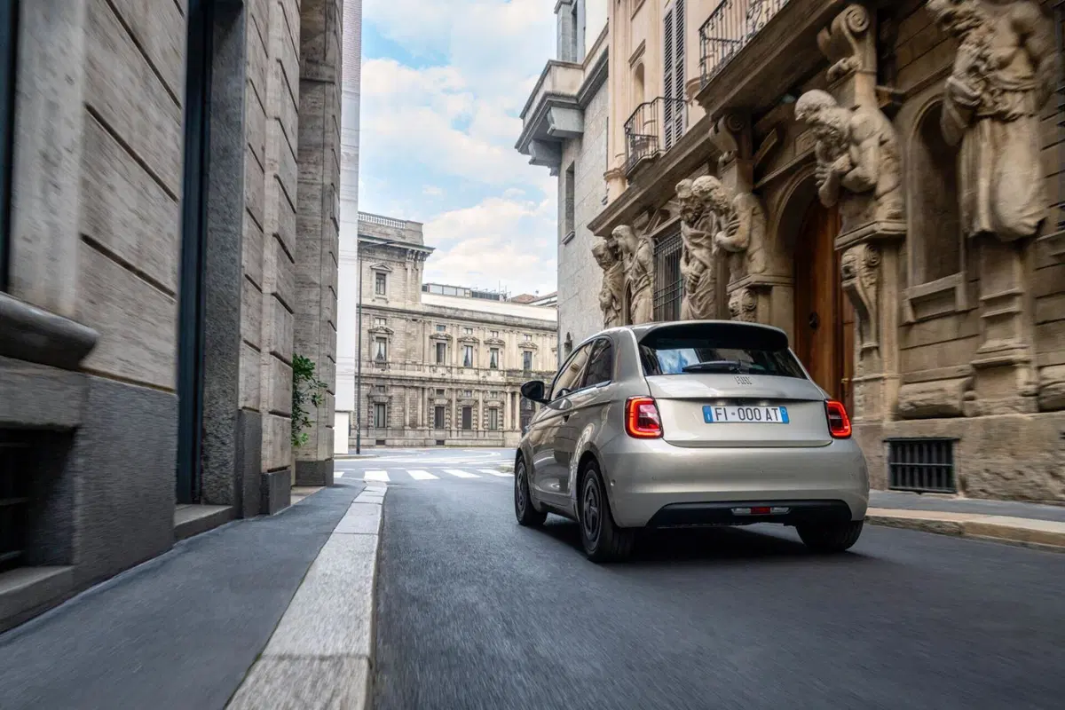 Fiat 500e Giorgio Armani, l'edizione speciale arriva per i 90 anni dello stilista (5)