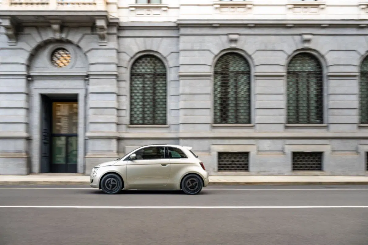 Fiat 500e Giorgio Armani, l'edizione speciale arriva per i 90 anni dello stilista (6)