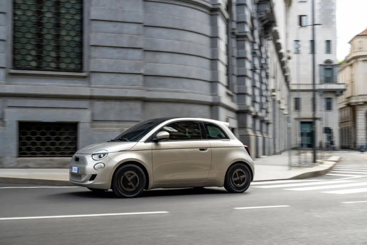 Fiat 500e Giorgio Armani, l'edizione speciale arriva per i 90 anni dello stilista (7)
