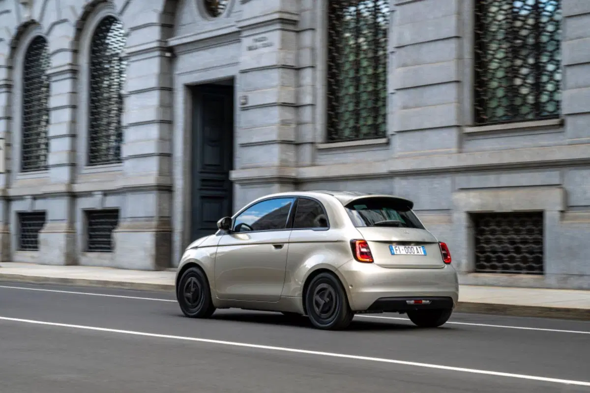 Fiat 500e Giorgio Armani, l'edizione speciale arriva per i 90 anni dello stilista (10)
