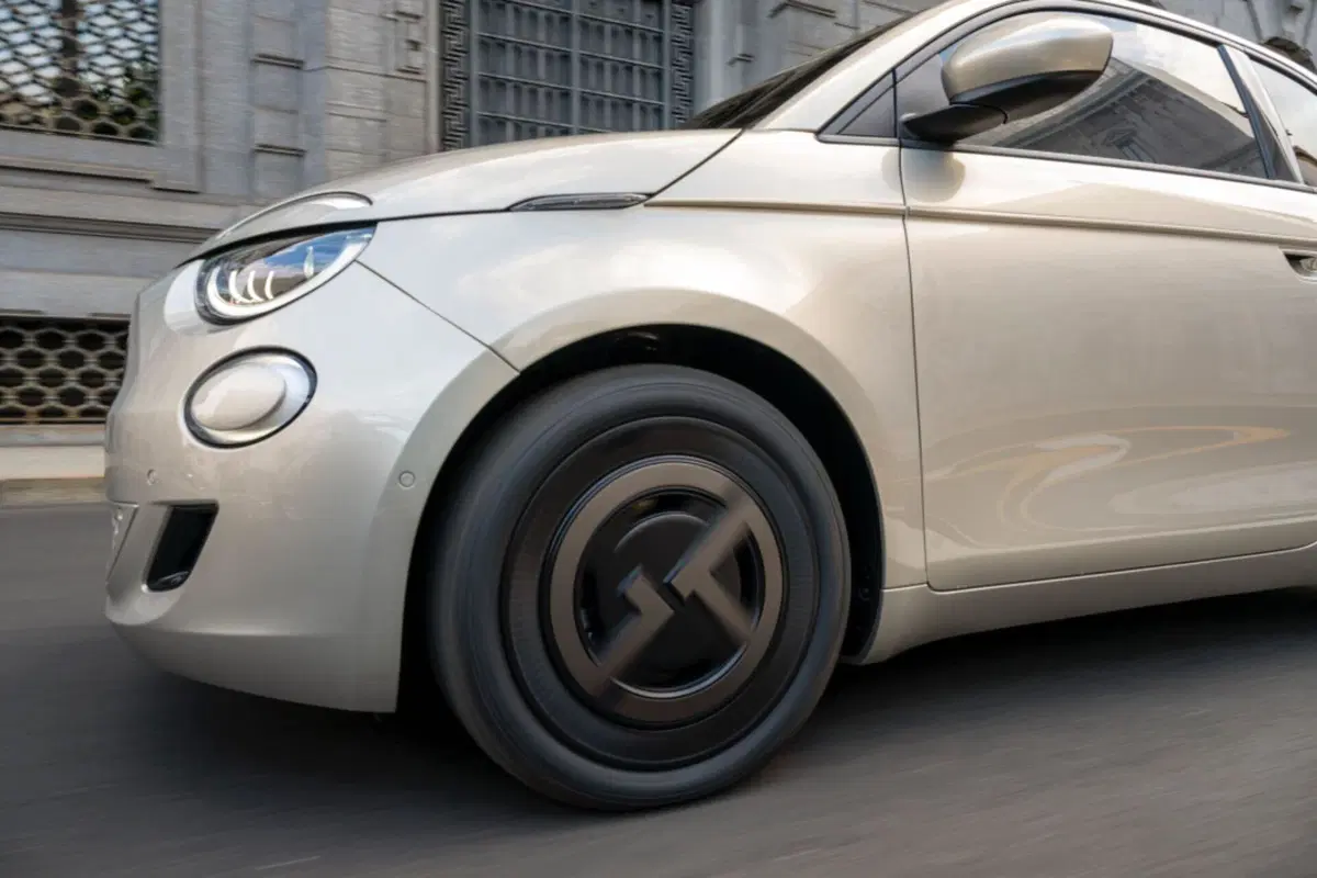 Fiat 500e Giorgio Armani, l'edizione speciale arriva per i 90 anni dello stilista (8)