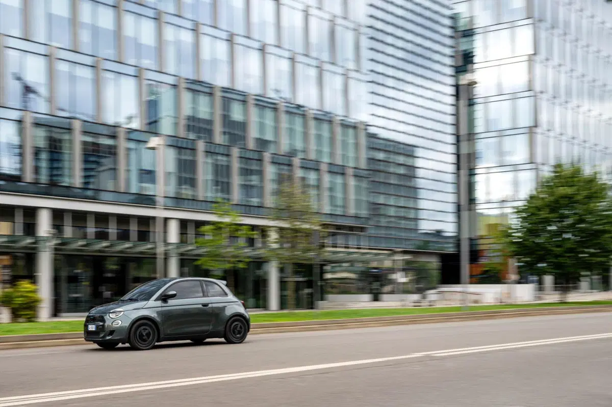 Fiat 500e Giorgio Armani, l'edizione speciale arriva per i 90 anni dello stilista (9)