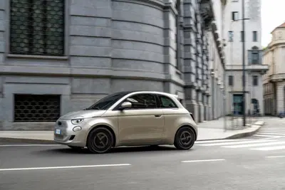 Fiat 500e Giorgio Armani, l'edizione speciale arriva per i 90 anni dello stilista