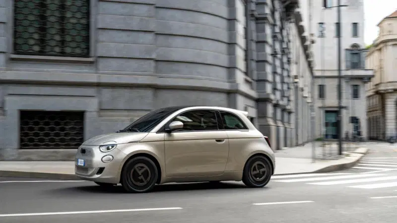Fiat 500e Giorgio Armani, l'edizione speciale arriva per i 90 anni dello stilista
