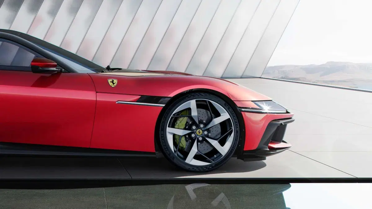 Ferrari 12Cilindri Coupé (2024-->>) (12)