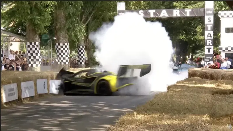 Lotus: parte male a Goodwood e la Evija da 2000 CV si schianta [VIDEO] 