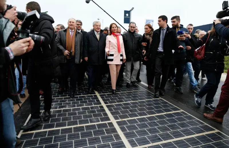 Il ministro  S&eacute;gol&egrave;ne Royal all'inaugurazione della strada solare