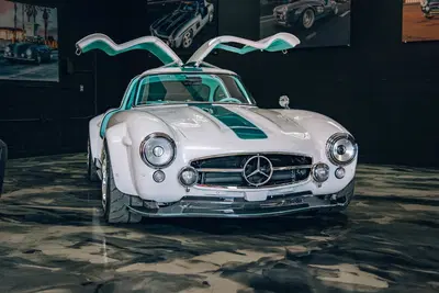 Mercedes 300SL o Tesla Model 3? Come osa una elettrica... 