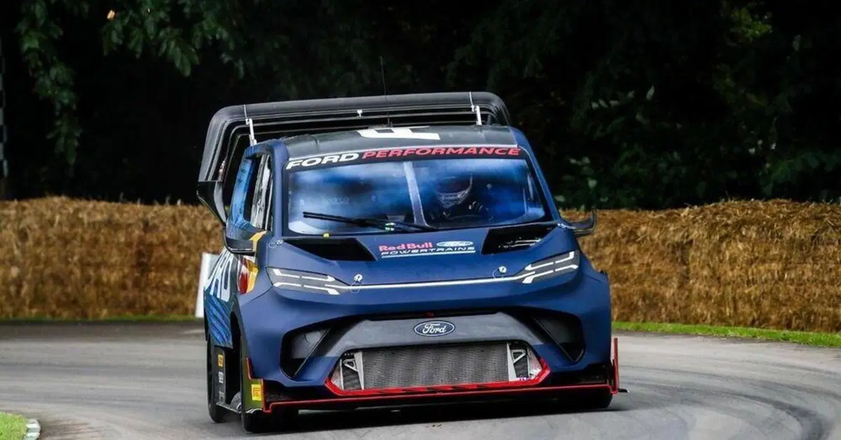 Ford vince a Goodwood con il suo Supervan elettrico, batte tutte le altre termiche e a batterie