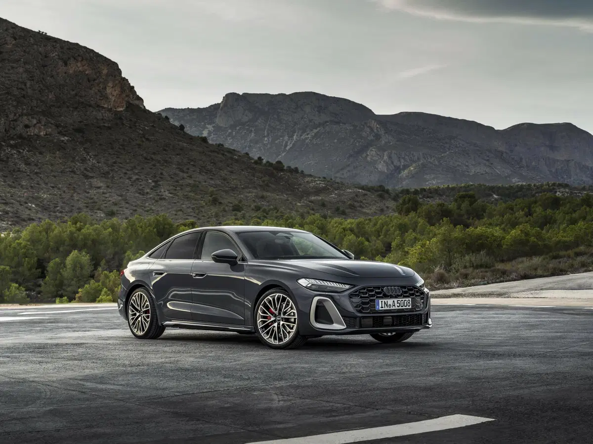 Audi: la nuova A5 sembra disegnata dall'AI (era meglio la A4?)