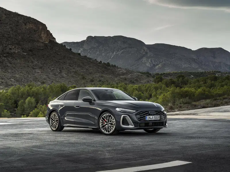 Audi: la nuova A5 sembra disegnata dall'AI (era meglio la A4?)
