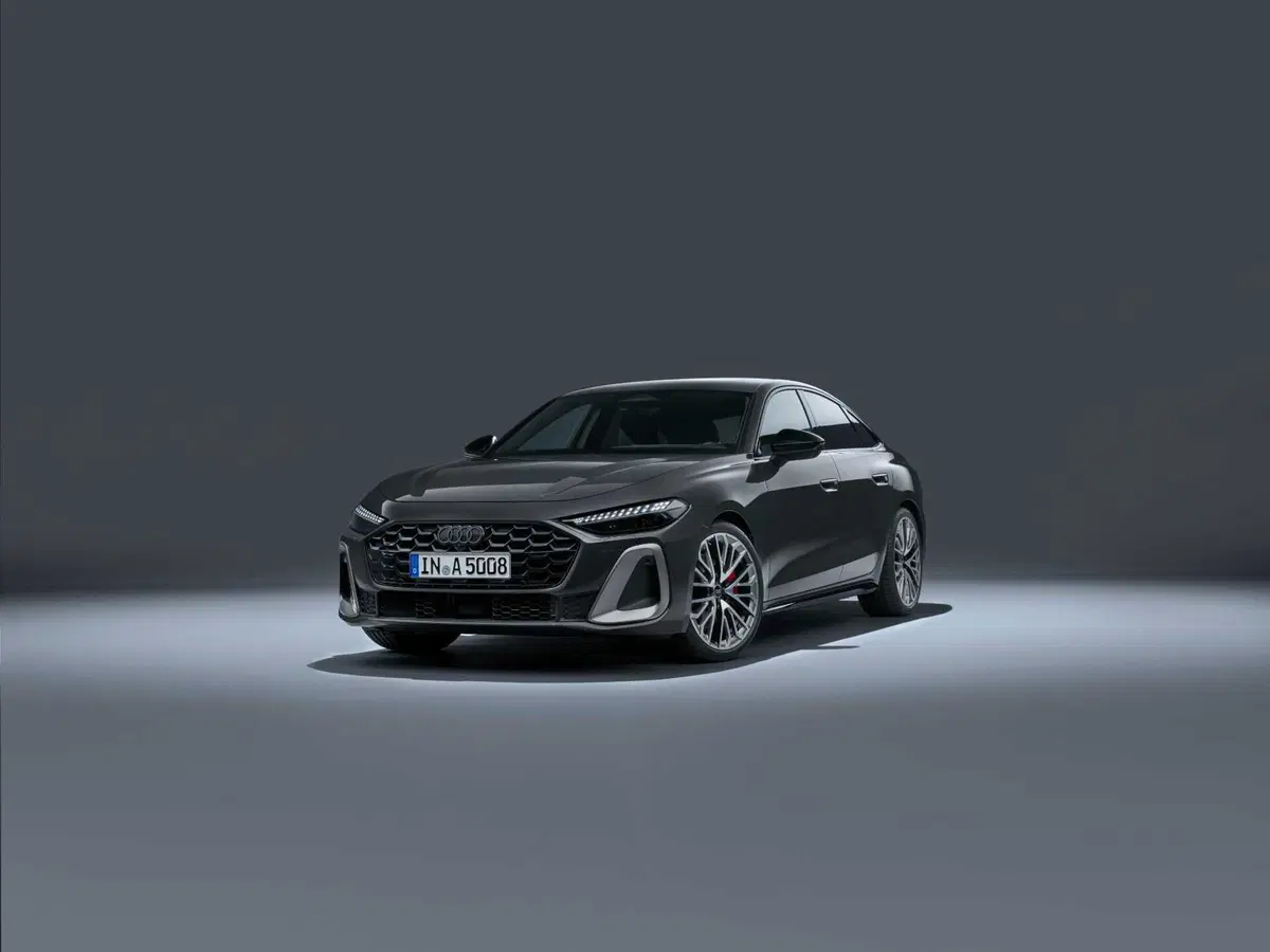 Audi: la nuova A5 sembra disegnata dall'AI (era meglio la A4?)