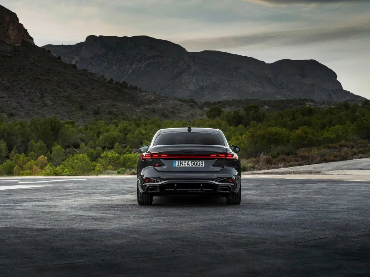 Audi: la nuova A5 sembra disegnata dall'AI (era meglio la A4?) (3)