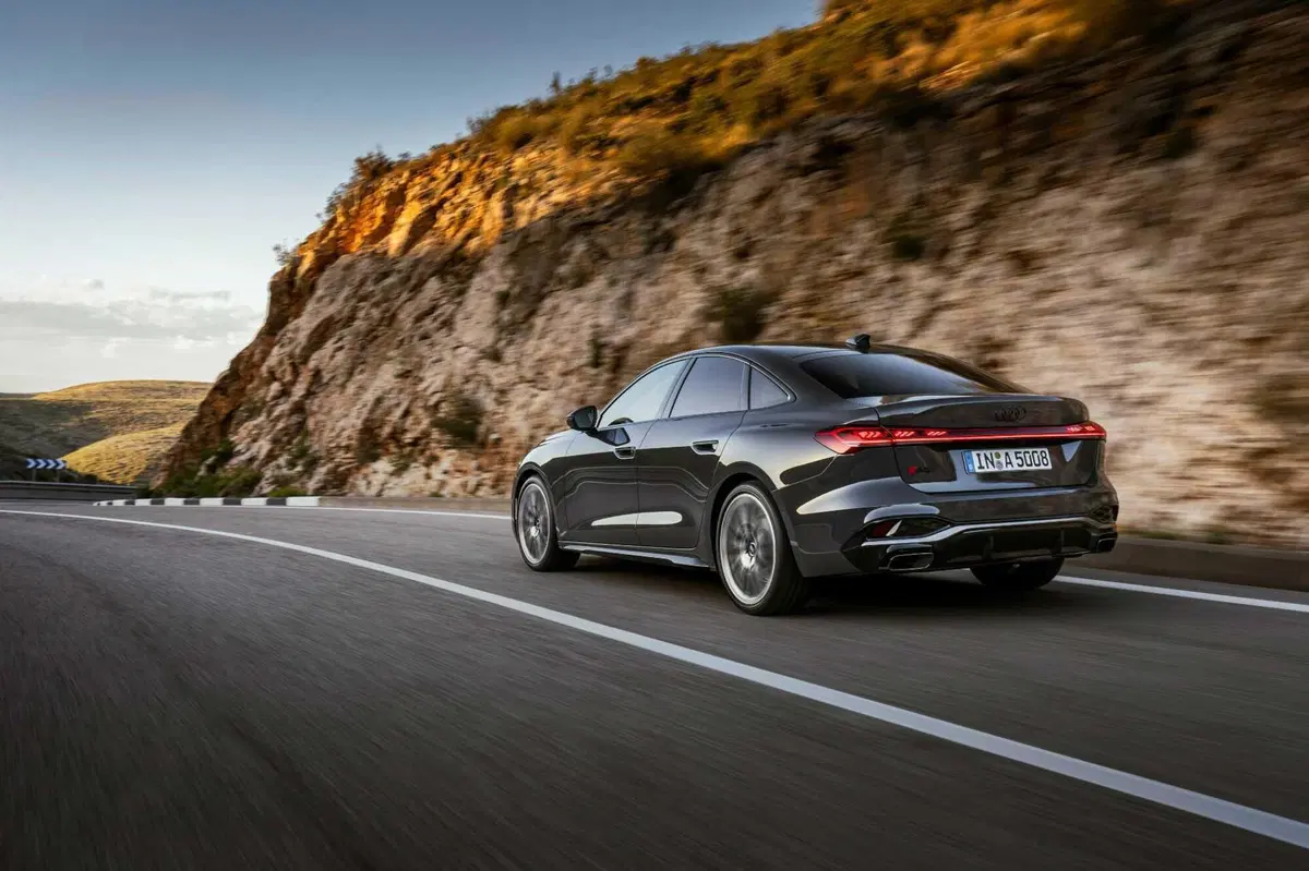 Audi: la nuova A5 sembra disegnata dall'AI (era meglio la A4?) (4)