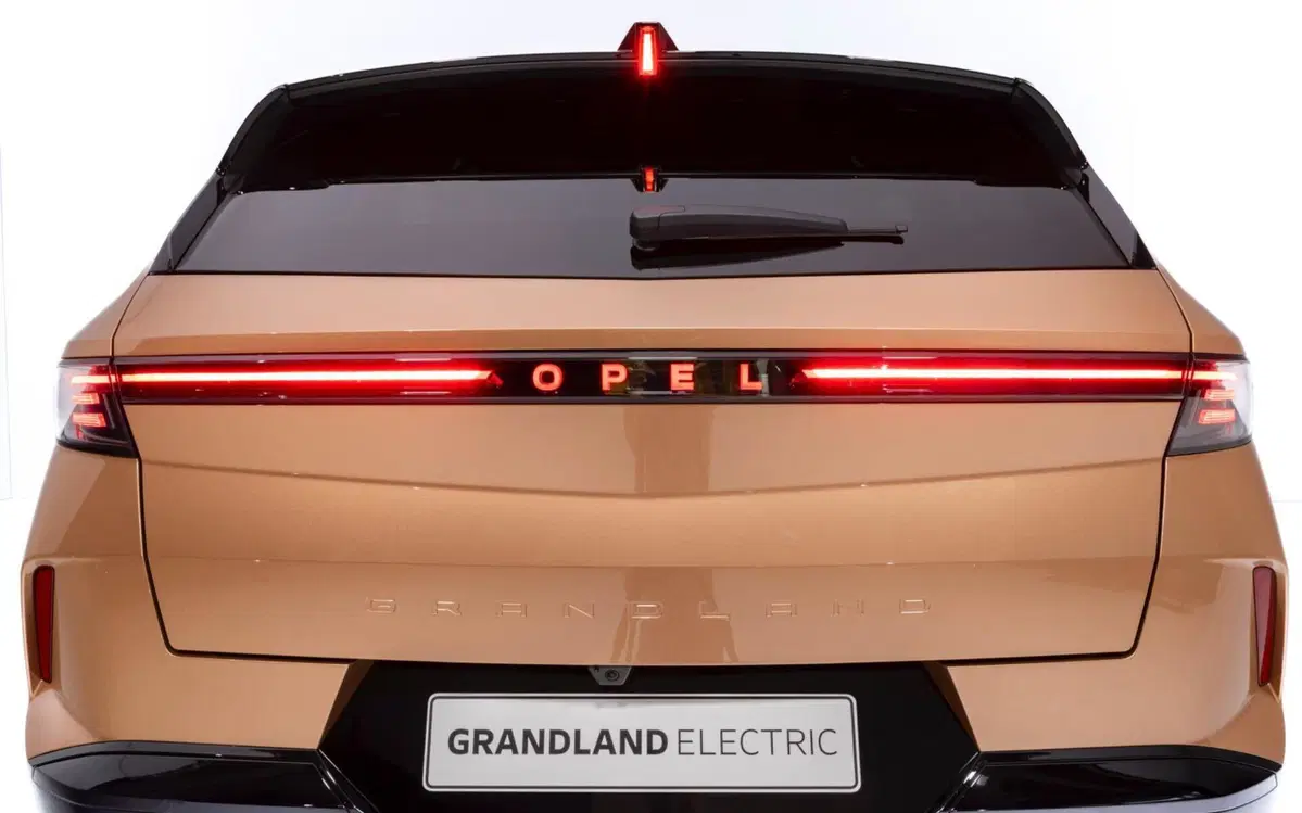 Opel Grandland 2024, la nuova generazione è elettrica, ma non solo [Video] (4)
