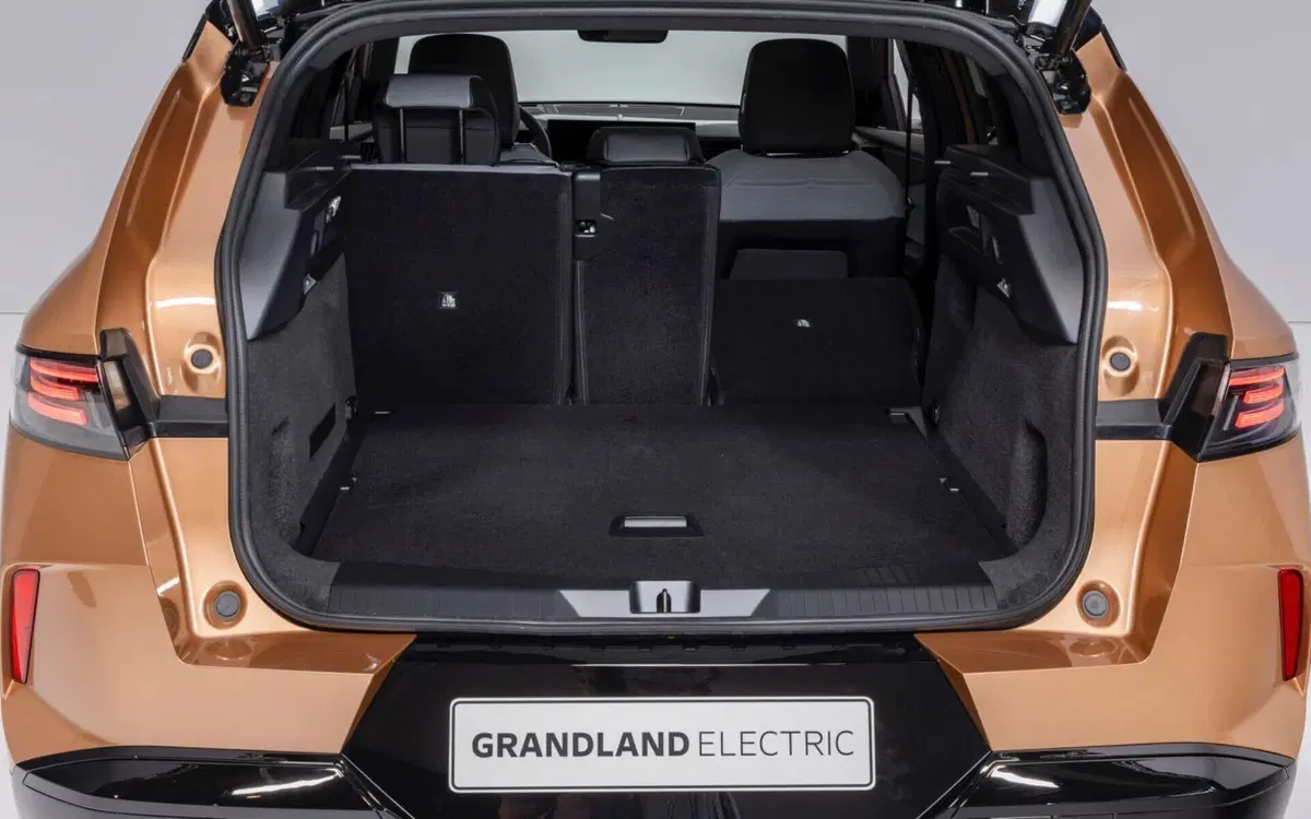 Opel Grandland 2024, la nuova generazione è elettrica, ma non solo [Video] (9)