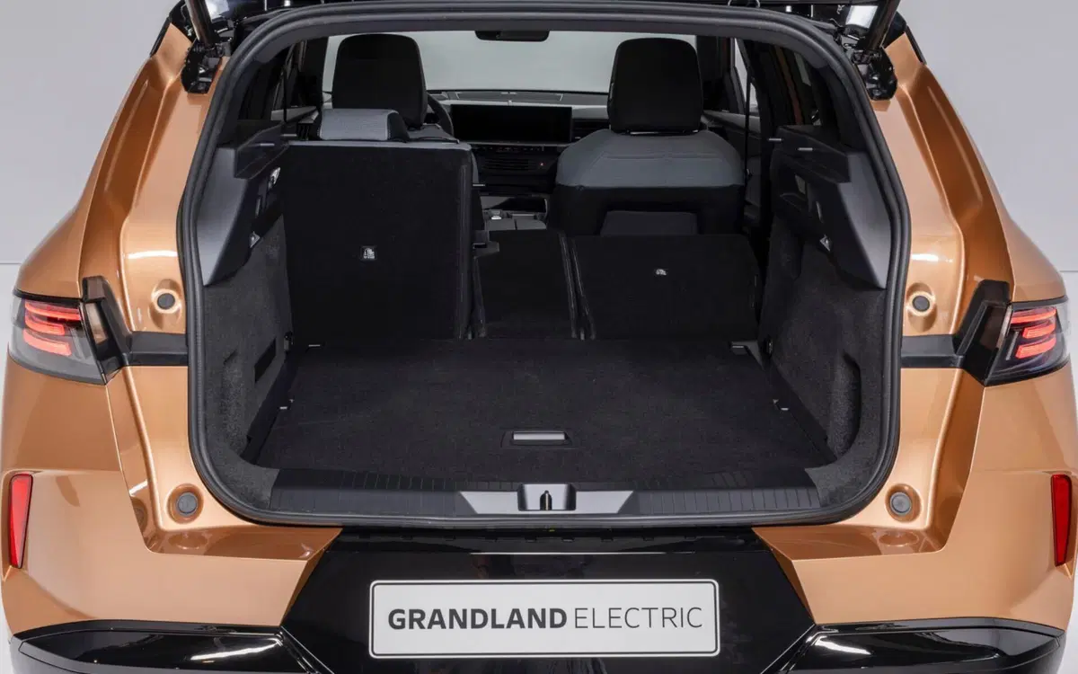 Opel Grandland 2024, la nuova generazione è elettrica, ma non solo [Video] (10)
