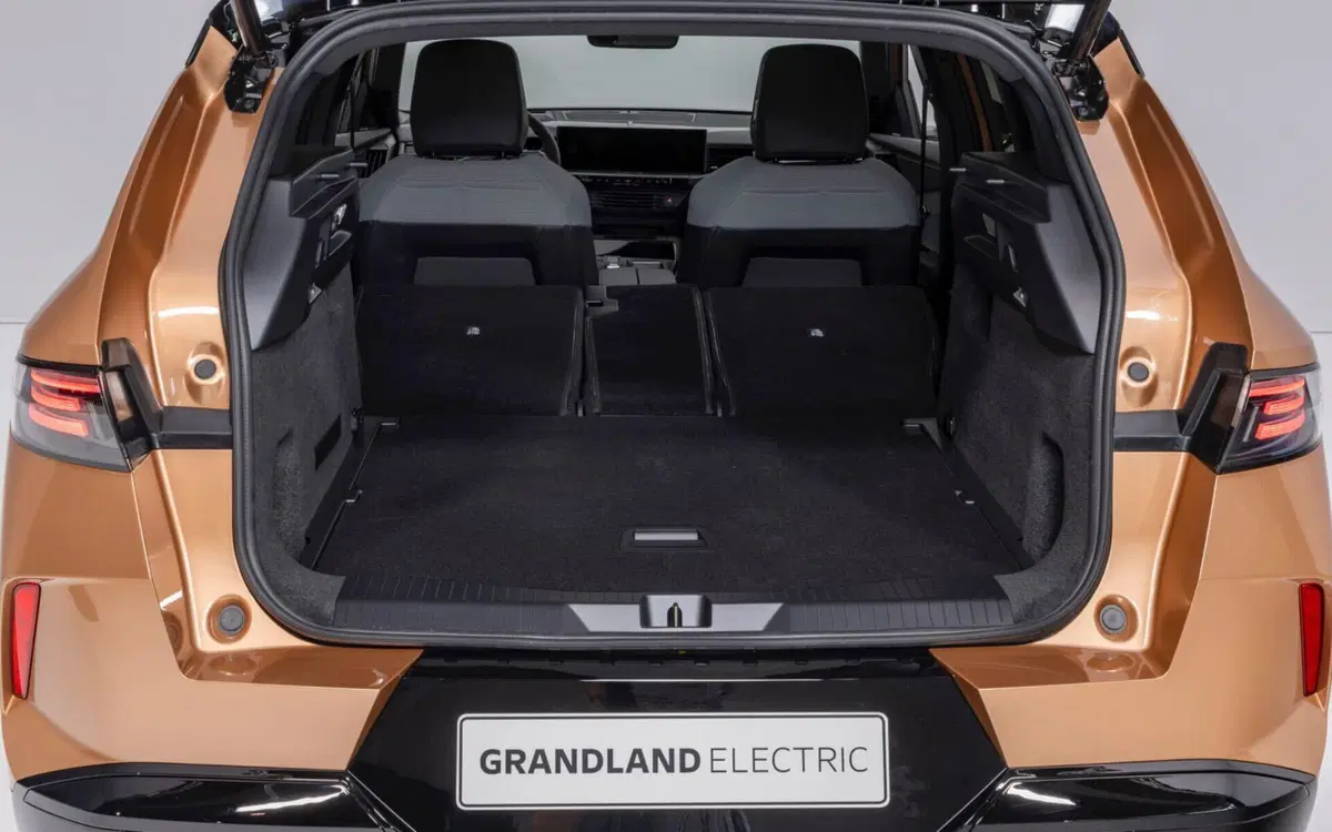 Opel Grandland 2024, la nuova generazione è elettrica, ma non solo [Video] (11)