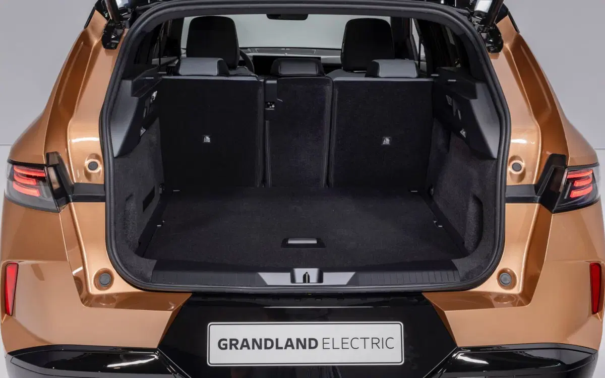 Opel Grandland 2024, la nuova generazione è elettrica, ma non solo [Video] (12)