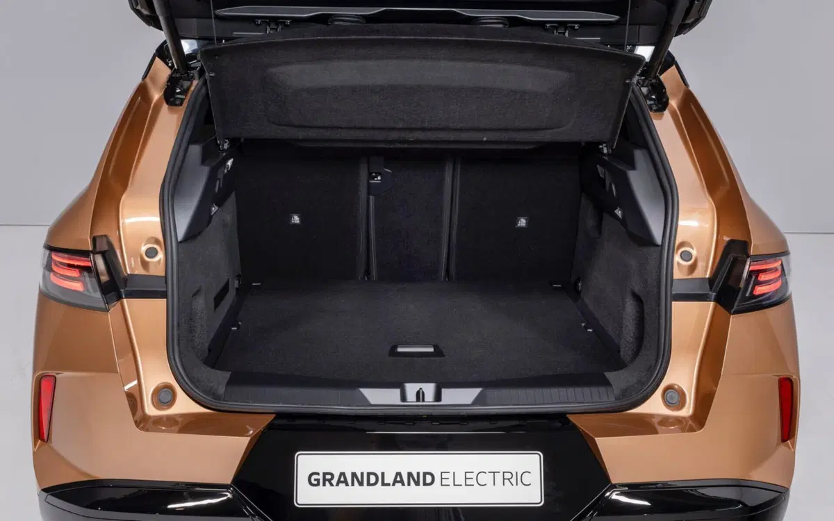 Opel Grandland 2024, la nuova generazione è elettrica, ma non solo [Video] (13)
