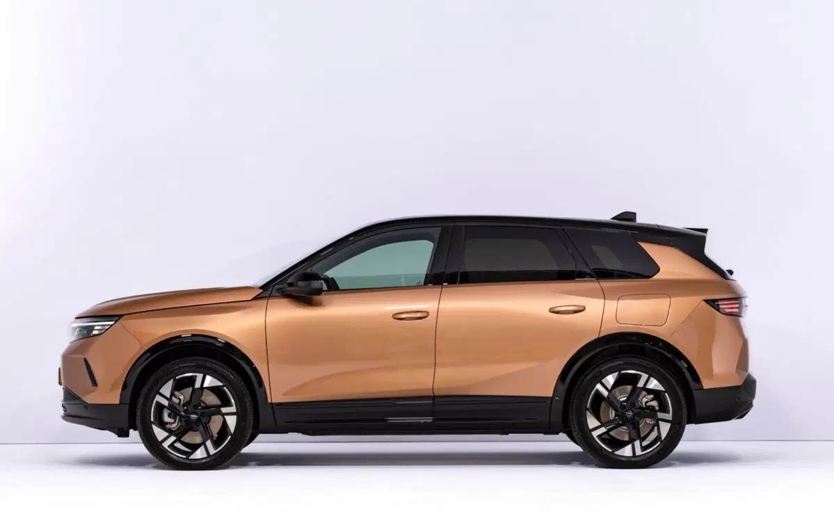 Opel Grandland 2024, la nuova generazione è elettrica, ma non solo [Video] (19)
