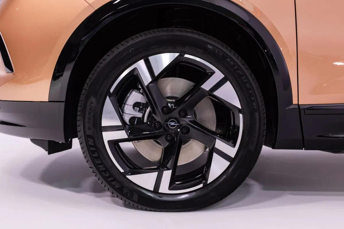 Opel Grandland 2024, la nuova generazione è elettrica, ma non solo [Video] (23)