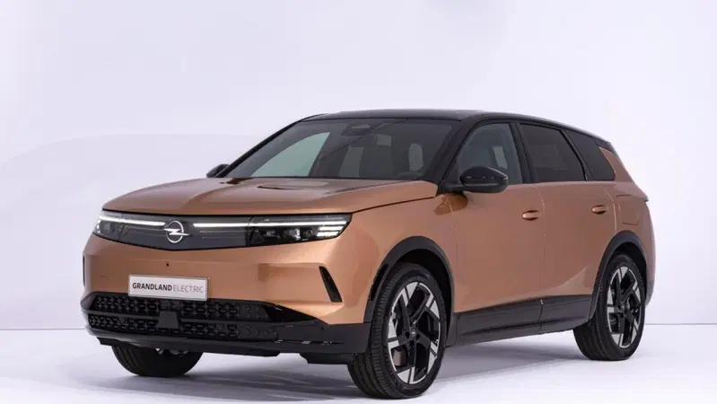 Opel Grandland 2024, la nuova generazione &egrave; elettrica, ma non solo [Video]