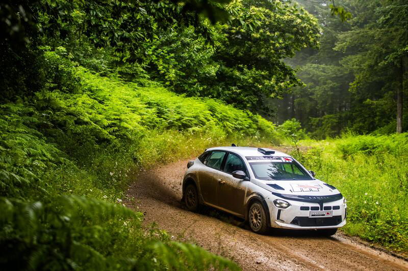 Lancia Ypsilon Rally 4 HF: la guida Miki Biasion, senti come ruggisce il tre cilindri | VIDEO 