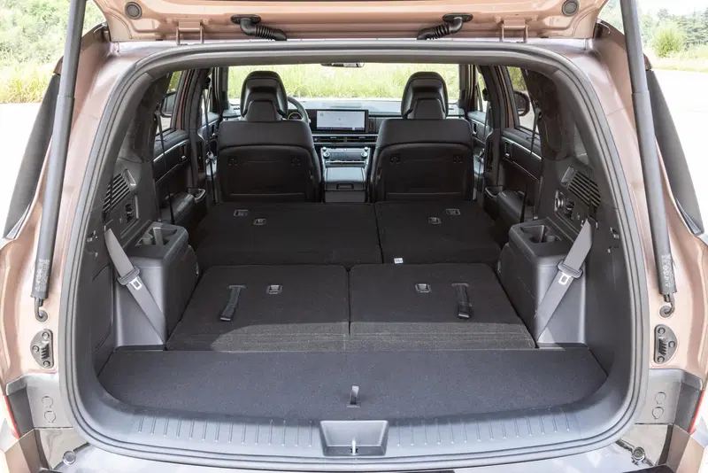 Il bagagliaio aperto della nuova Hyundai Santa Fe (da 628 a 711 litri)