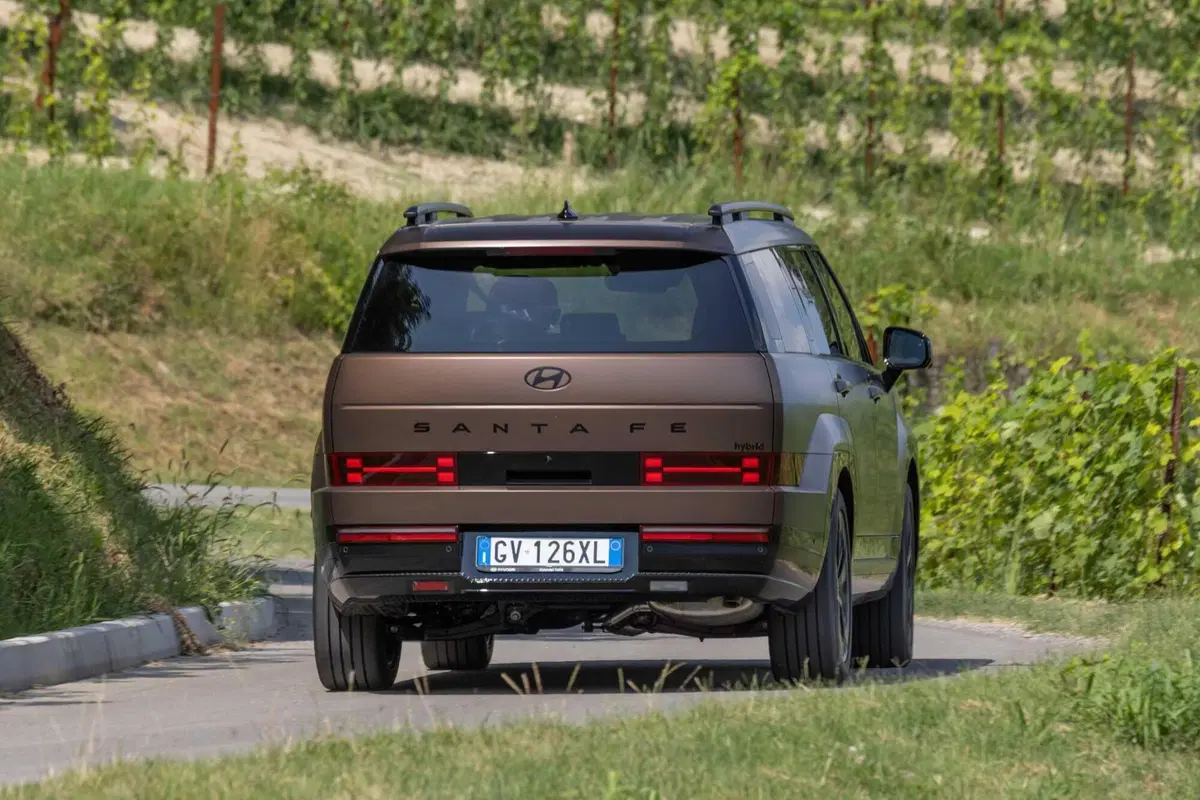 Hyundai Santa Fe Hybrid 2024: prezzi, allestimenti e scheda tecnica  (4)