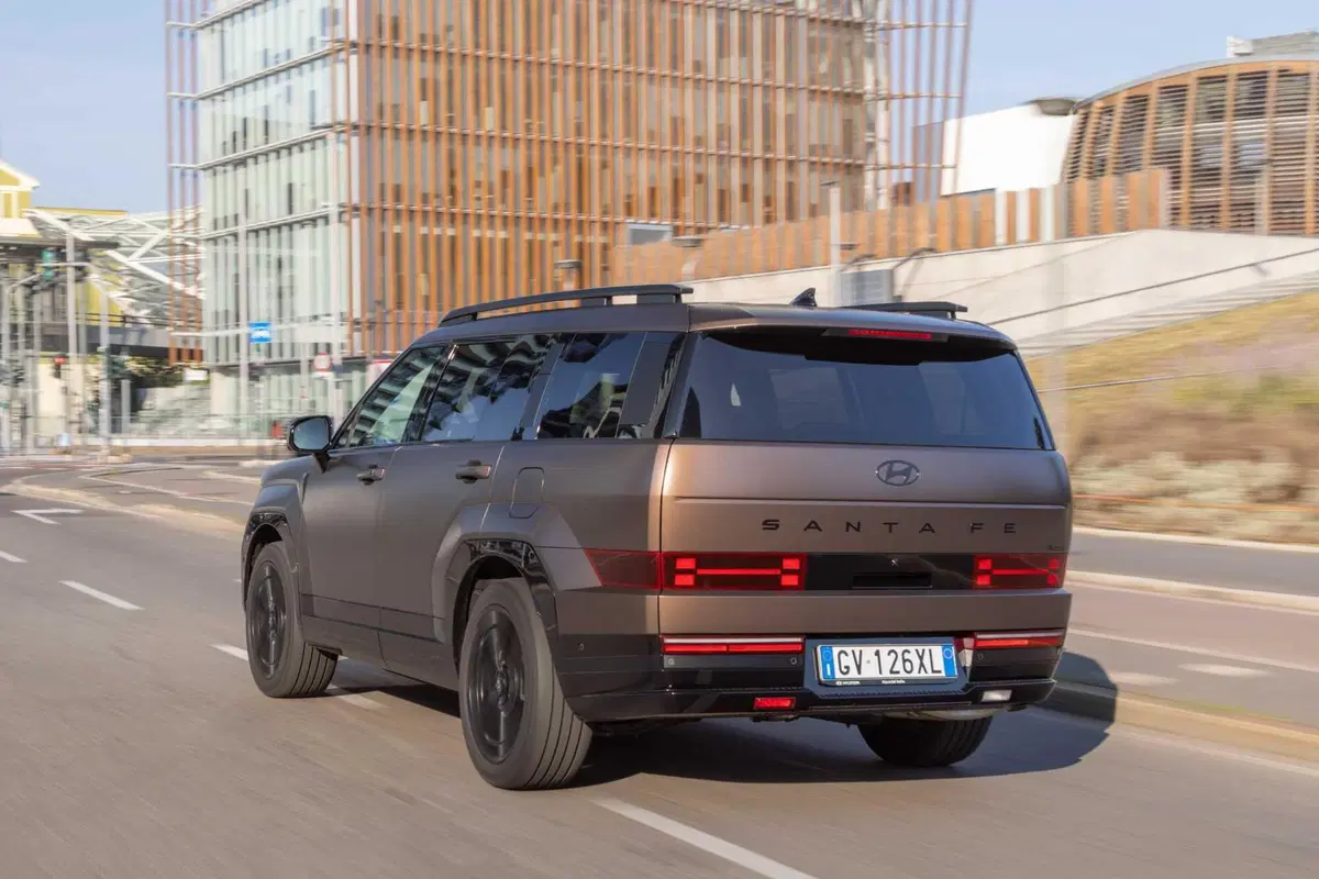 Hyundai Santa Fe Hybrid 2024: prezzi, allestimenti e scheda tecnica  (15)