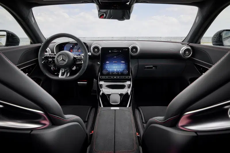 Gli interni della Mercedes AMG GT63 Pro