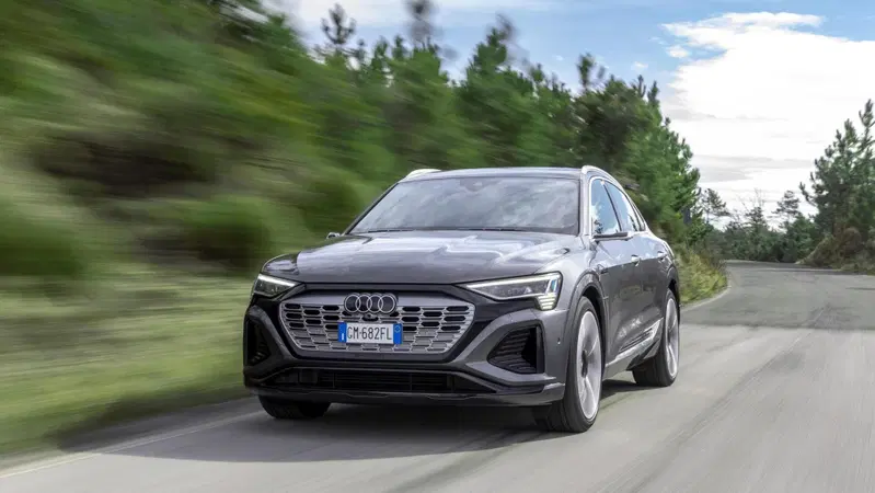 Audi: l'elettrica Q8 e-tron va gi&agrave; in pensione? Lo stabilimento chiude per 4 settimane 