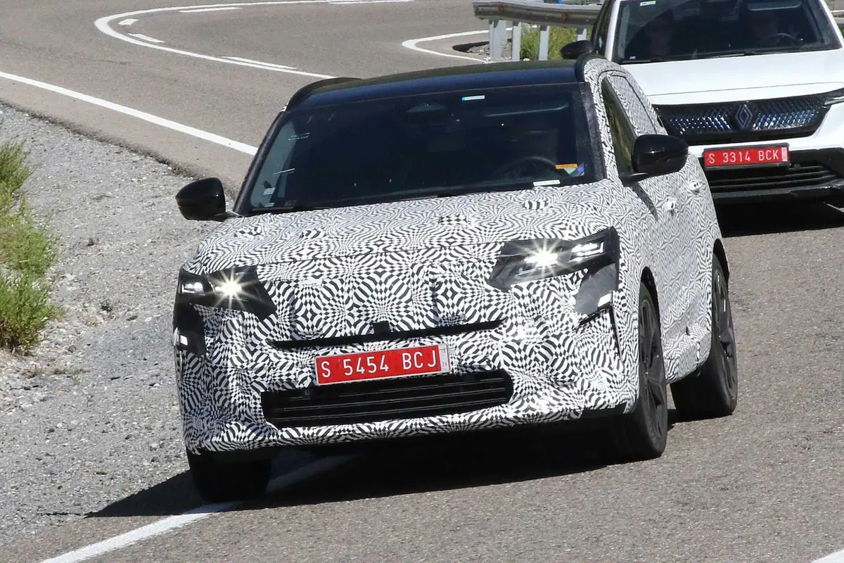 Renault Austral: aggiornamenti importanti con il nuovo facelift | Foto Spia (2)