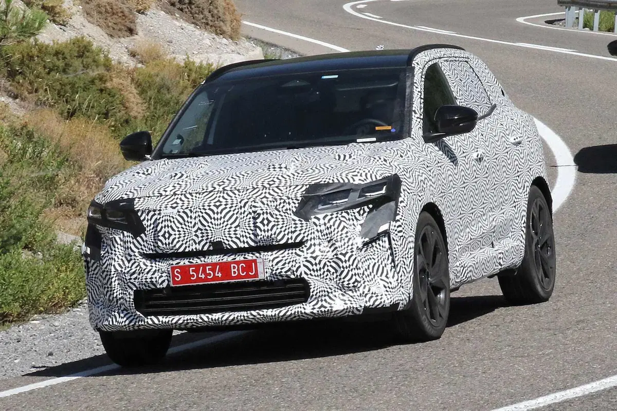 Renault Austral: aggiornamenti importanti con il nuovo facelift | Foto Spia (3)