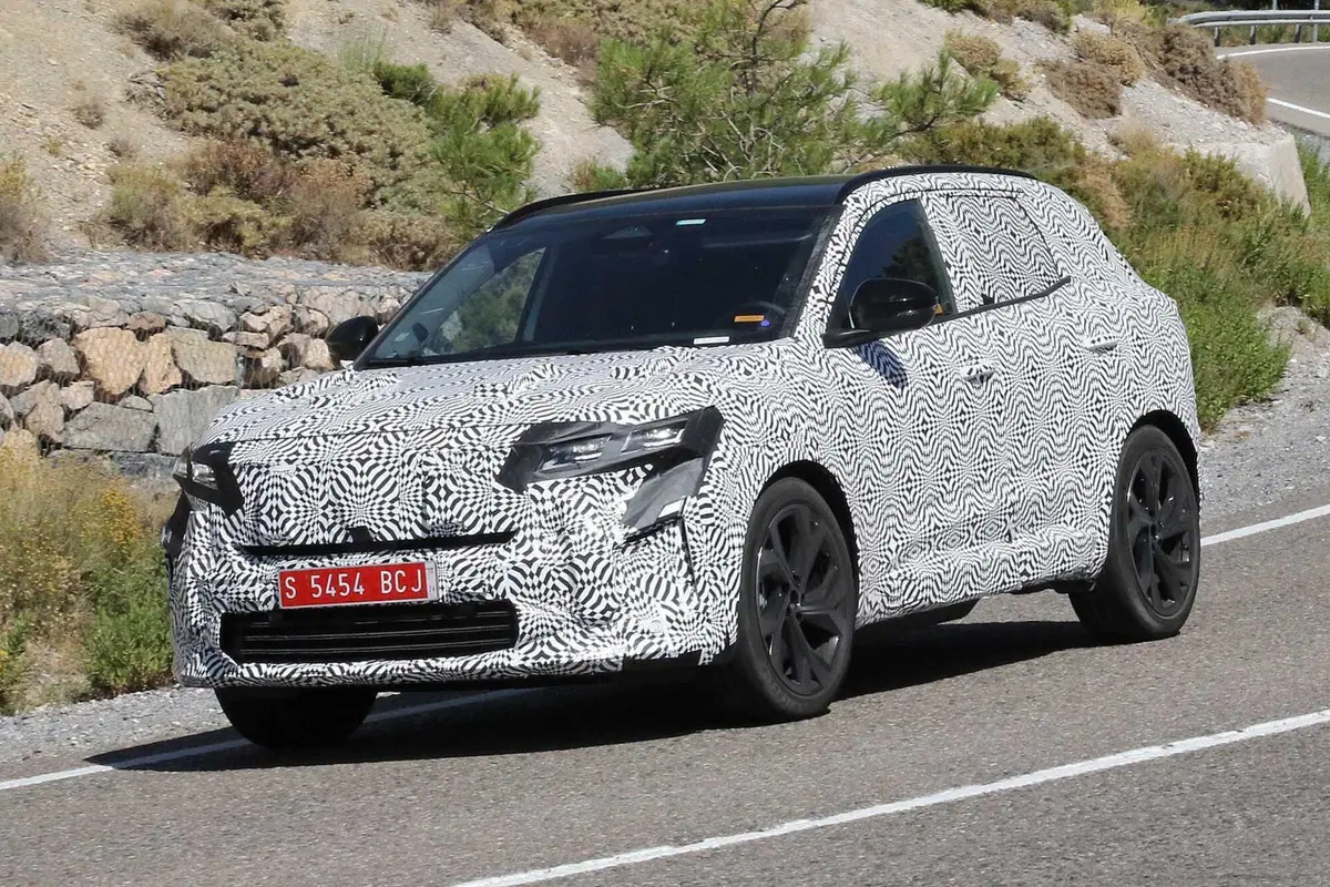 Renault Austral: aggiornamenti importanti con il nuovo facelift | Foto Spia (4)