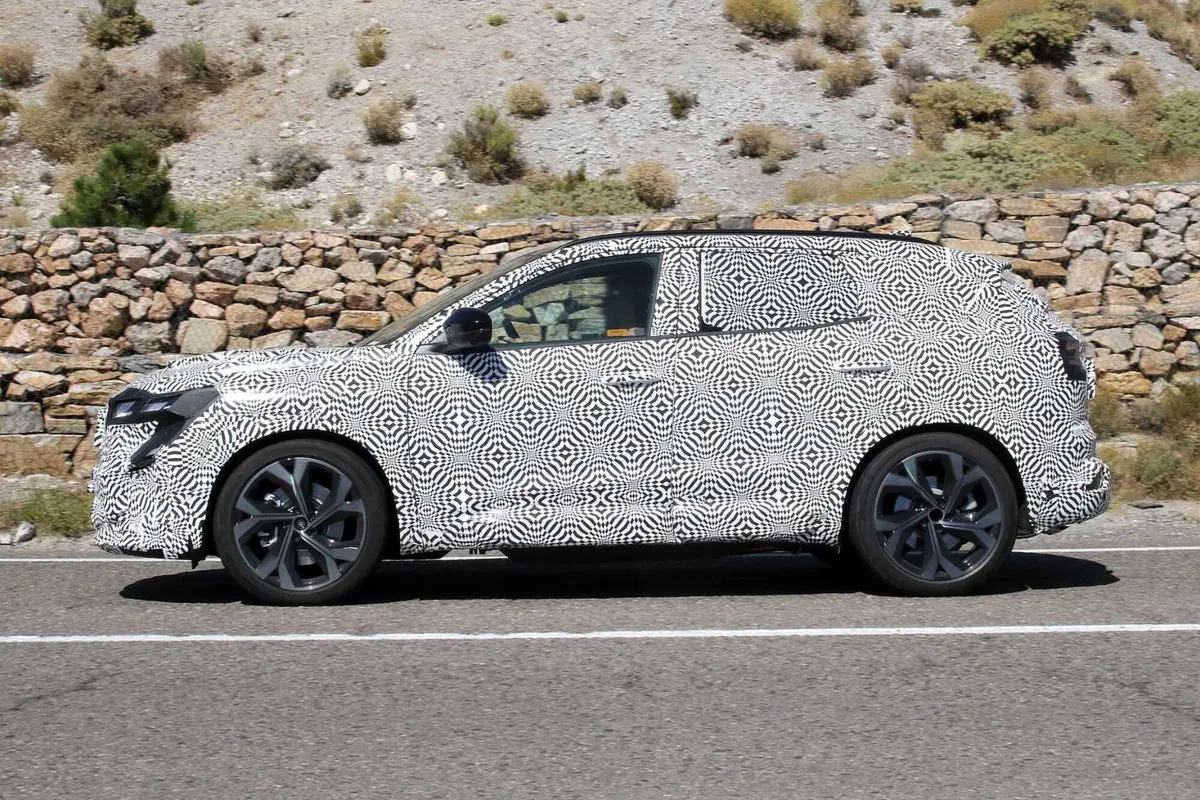 Renault Austral: aggiornamenti importanti con il nuovo facelift | Foto Spia (7)