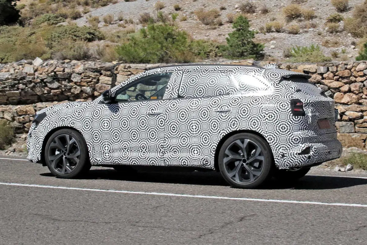 Renault Austral: aggiornamenti importanti con il nuovo facelift | Foto Spia (8)
